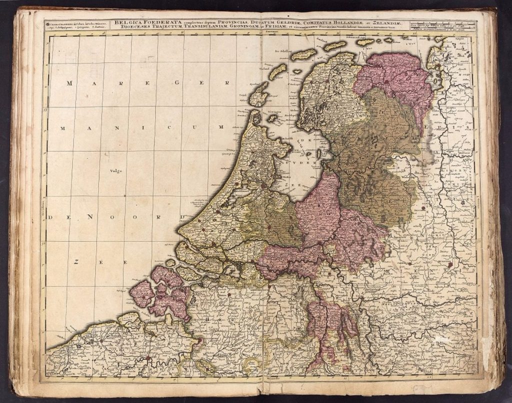 Bladzijden met kaart van Nederland uit atlas