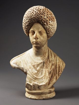 Jonge vrouw met een hoog krullend kapsel. Marmer, eind 1ste eeuw n.Chr. APM 17.670