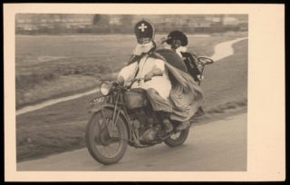 Sinterklaas en Zwarte Piet op de motor (1947) - Nederlands Fotomuseum