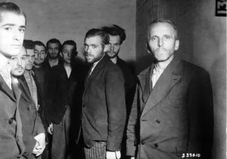Gearresteerde leden van de Gestapo na de bevrijding van Luik door de geallieerden