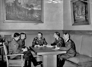 Franz Josef Huber, Arthur Nebe, Heinrich Himmler, Reinhard Heydrich en Heinrich Müller in 1939 in Munich. Bron Bundesarchiv