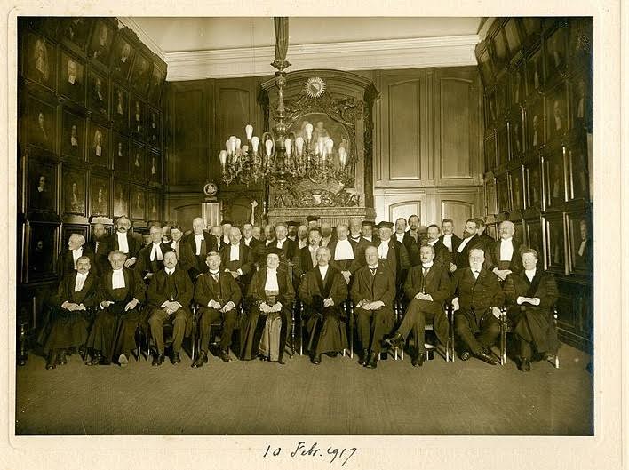 Groepsfoto gemaakt na de oratie van Johanna Westerdijk, 10 februari 1917