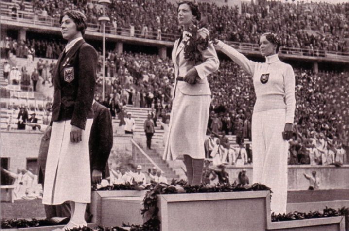 Helene Mayer (rechts) tijdens de Olympische Spelen van 1936