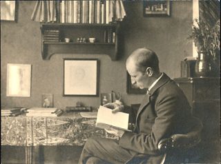 Sjoerd H. de Roos in zijn huis in de Jacob Marisstraat, Amsterdam, rond 1910