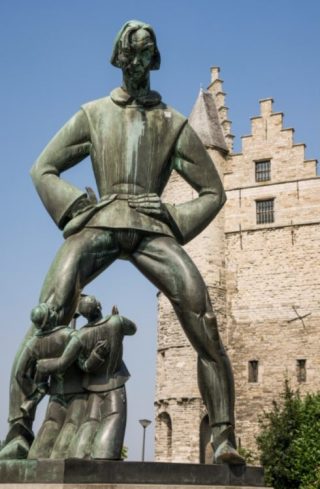 Standbeeld Lange Wapper voor kasteel Het Steen (Antwerpen) - cc