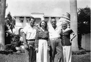 Het gelukkige gezin Capone in hun tuin op Palm Island, 1939. (Diane Capone, collectie familie Capone)