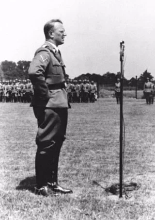 Seyss-Inquart spreekt de Ordnungspolizei toe in Den Haag (1940)