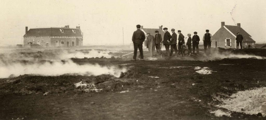 Veenbrand bij Emmen rond 1920. Zo’n sluipende, smeulende brand onder het aardoppervlak was bijna niet te blussen en kon maanden aanhouden.