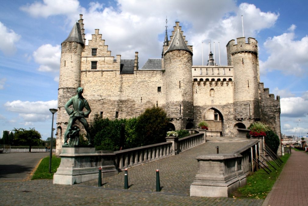 Het Steen, deel van een voormalige ringwalburg aan de rechter Schelde-oever in Antwerpen. - cc