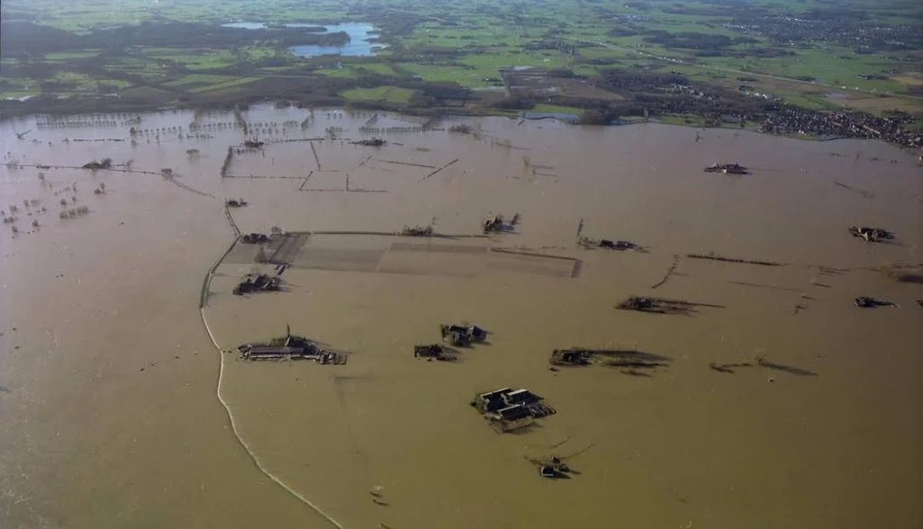 De Wilpse Kleipolder bij Deventer tijdens extreem hoog water; een situatie die vroeger veel voorkwam en tegenwoordig door noodmaatregelen beter in de hand kan worden gehouden. (Foto Paul Paris Les Images)