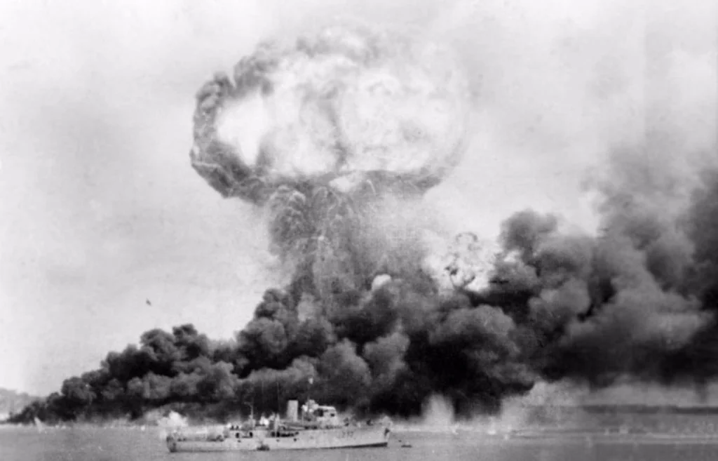Brandende olieopslag in Darwin na het Japanse bombardement - cc