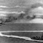 Britse schepen na een aanval door Japanse vliegtuigen