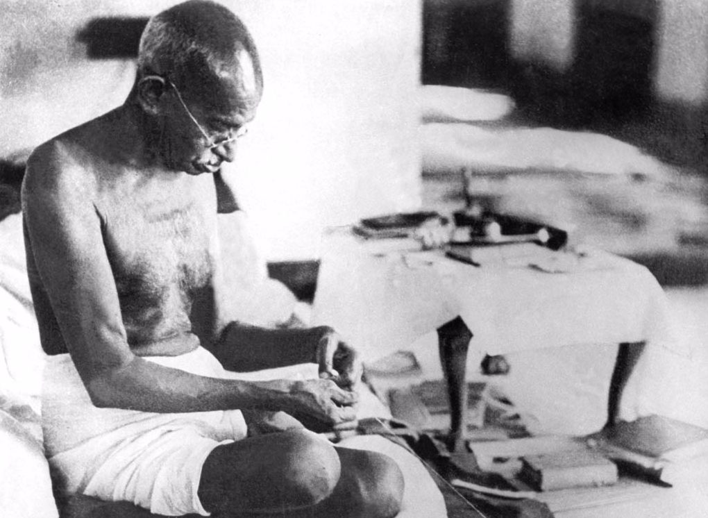 Gandhi aan het spinnen in Bombay, augustus 1942