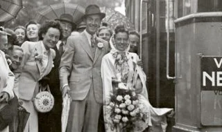 Huwelijk per tram. Bron: BBWO2 / NIOD