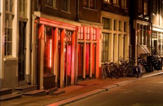 Prostitutie in de Bloedstraat op de Wallen in Amsterdam - cc
