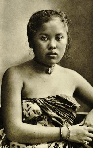 Javaanse vrouw. ( C.J. Kleingrothe/ KITLV) / Medan, via Wikimedia Commons)