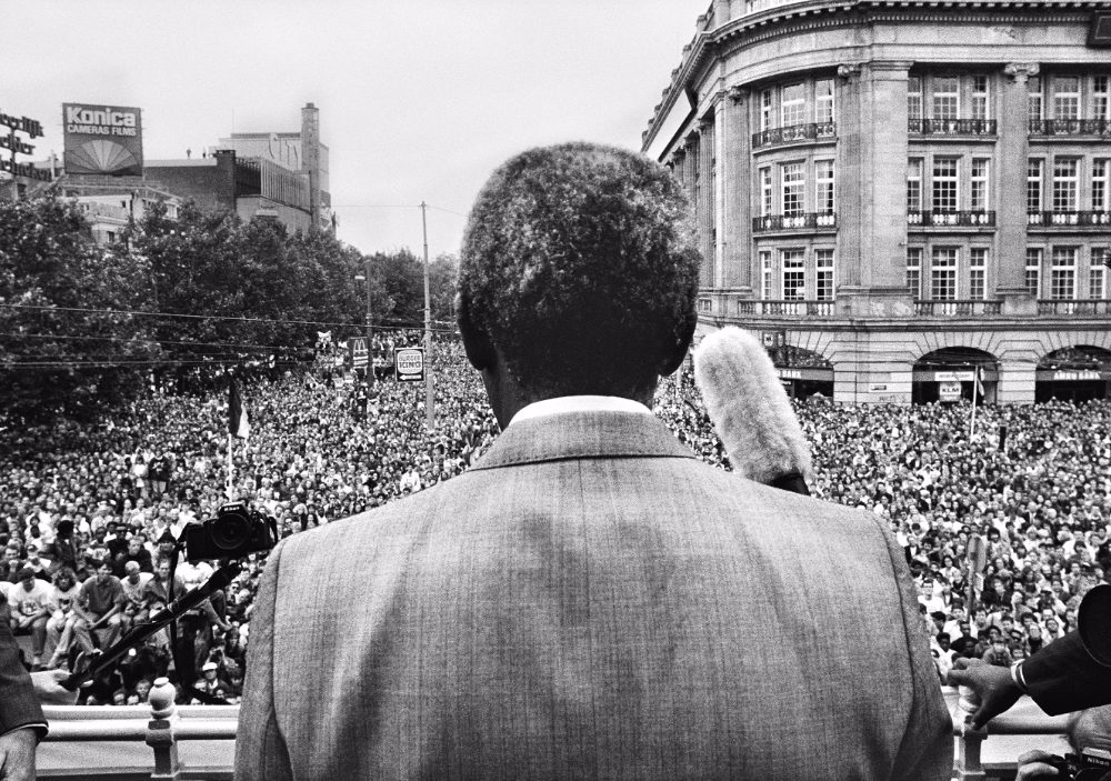 Nelson Mandela tijdens zijn onthaal op het Leidseplein in Amsterdam op 16 juni 1990. Foto Maurice Boyer