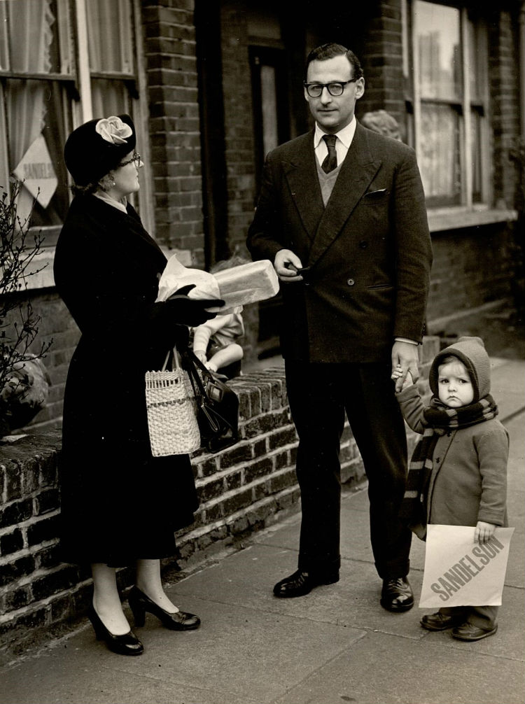 Politicus Neville Sandelson met een kind op campagne (bron onbekend)