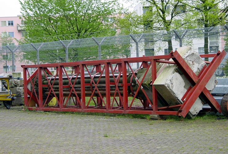 De mirakelkolom, ingepakt in een ijzeren frame op een opslagterrein bij het Ventilatorgebouw van de IJ-tunnel in Amsterdam-Noord (foto: Projectbureau NZ-lijn)