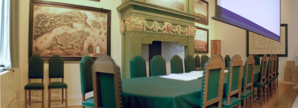 De tafel met de zeventien stoelen van "de Heren XVII" in het Oost-Indisch huis in Amsterdam. - cc