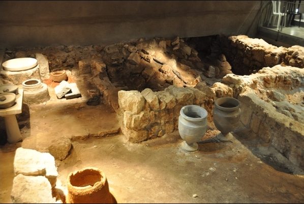 Het “verbrande huis” in Jeruzalem: een van de herinneringen aan de verwoesting in 70. Let op de stenen kruiken, die erop duiden dat de bewoners de halacische regels volgden om water ritueel rein te houden.