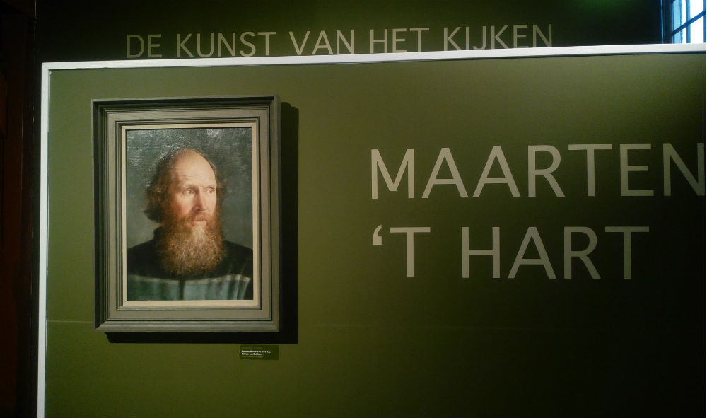 Portret dat Marius van Dokkum van zijn vriend Maarten 't Hart maakte, te zien in de tentoonstelling in Harderwijk (Historiek)