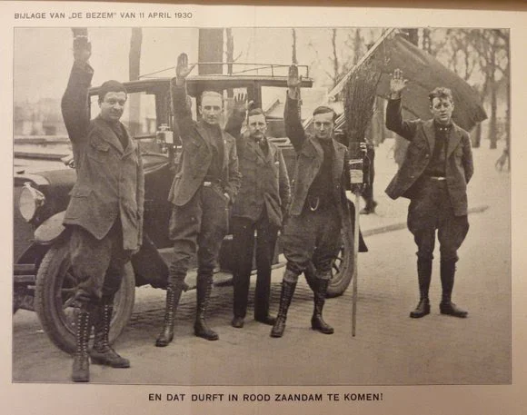 De leider van het Nederlandse fascisme Jan Baars (2e van links) brengt de fascistengroet tijdens een propaganda-actie in het communistische Zaandam, 1930