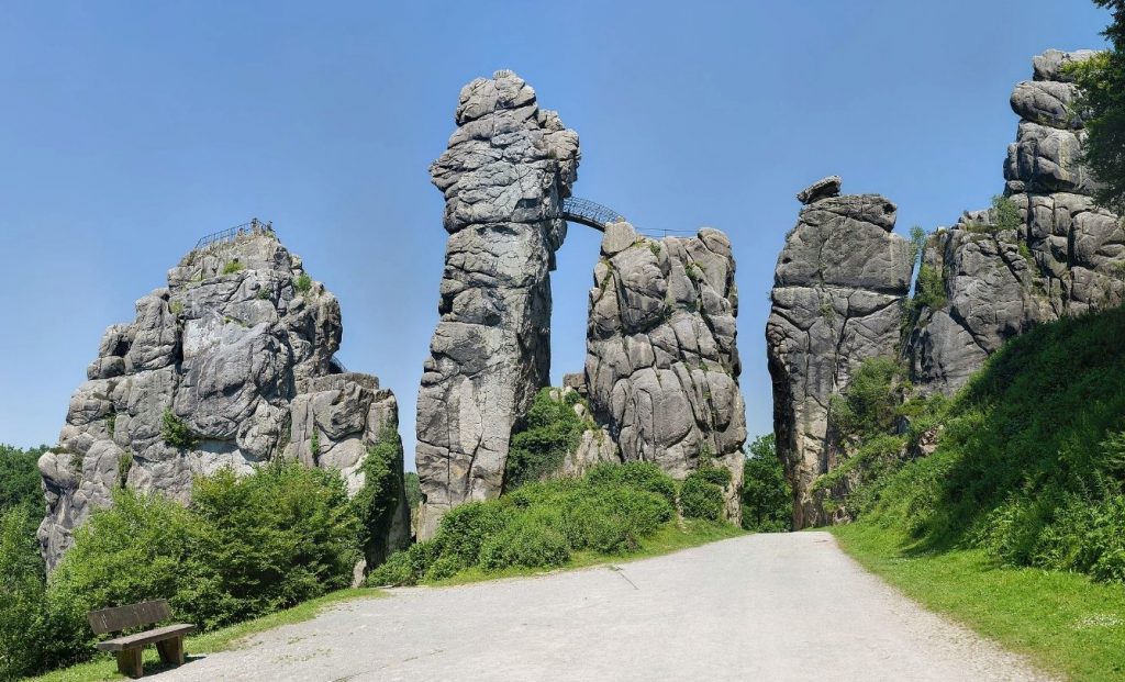 De Externsteine, rotsformatie in het Teutoburgerwoud - cc