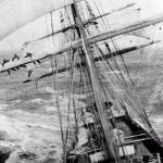 Een gevaarlijk klusje in de mast van een volschip, ca. 1920