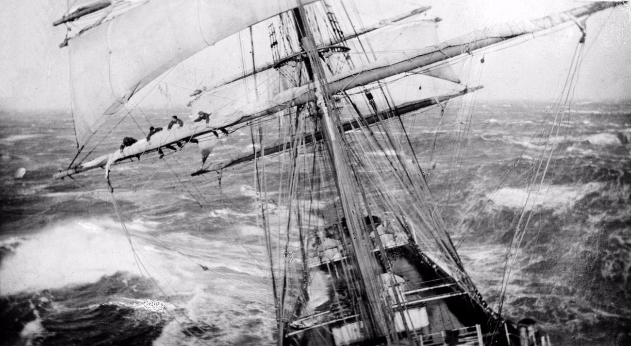 Een gevaarlijk klusje in de mast van een bark, ca. 1920