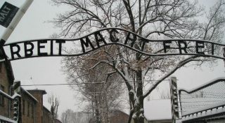 Ingang van Auschwitz-Birkenau: 'Arbeit macht frei'