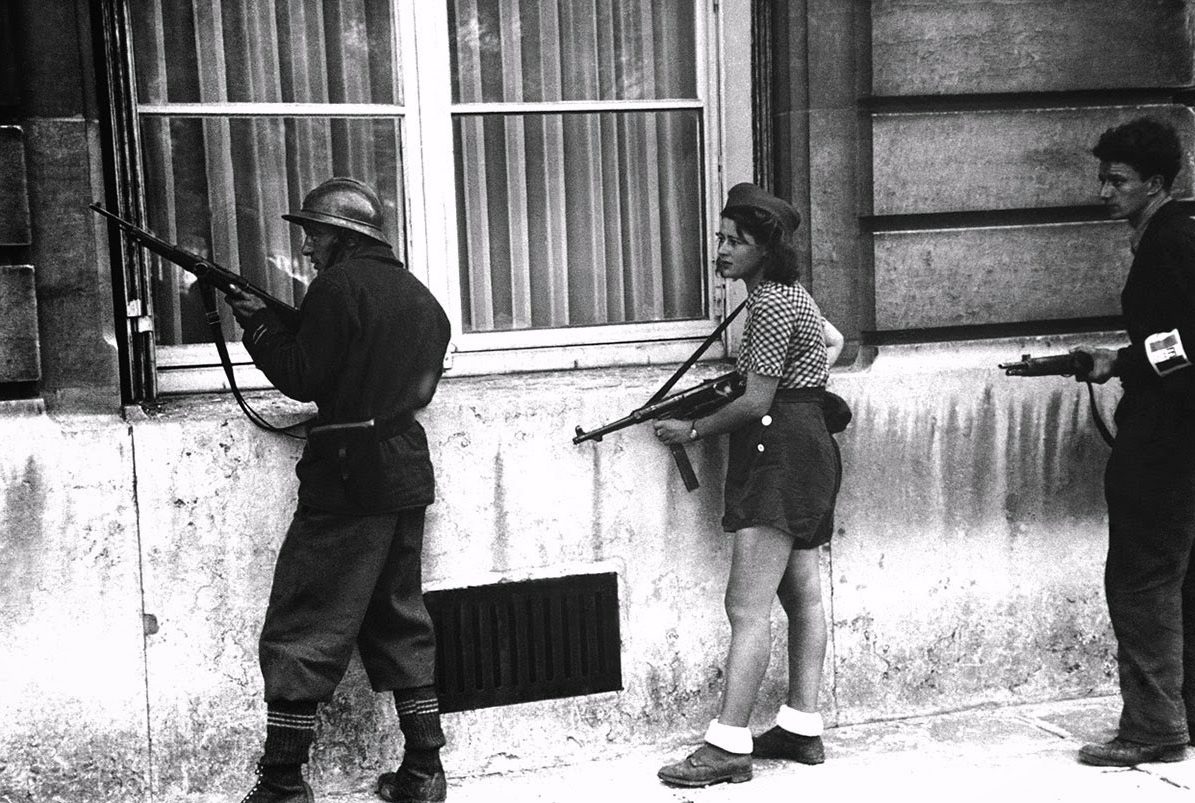 Simone Segouin tijdens de bevrijding van Parijs