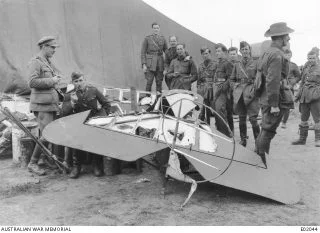 Australische soldaten poseren met het staartstuk van Von Richthofens neergeschoten Fokker, 22 april 1918. Australian War Memorial: https://www.awm.gov.au/collection/E02044/