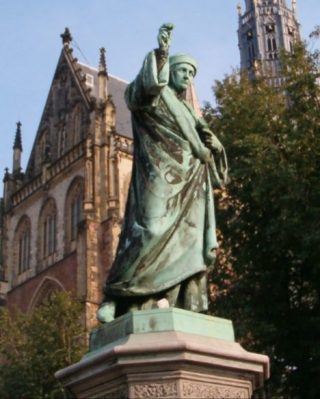 Standbeeld van Laurens Janszoon Coster op de Grote Markt in Haarlem