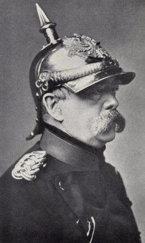 Bismarck als de IJzeren Kanselier, met een Pickelhaube op het hoofd (1880)