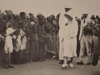 Koning Albert I en koningin Elisabeth bezoeken het militaire kamp van Leopoldstad tijdens hun reis door Belgisch-Congo, 1928