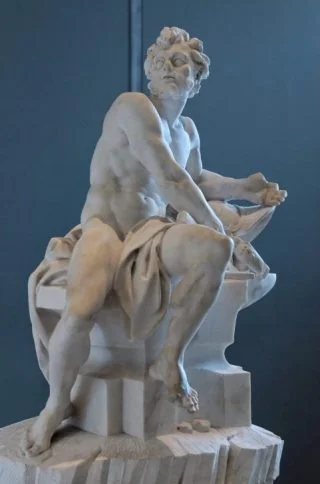 Marmeren sculptuur van Vulcanus (Hephaestus), meesterproef van Guillaume II Coustou uit 1742 om toegelaten te worden tot de Franse Koninklijke Academie – Louvre Parijs