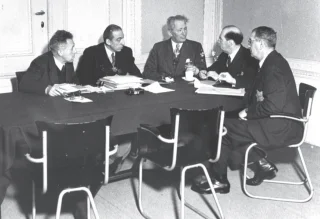 Amsterdam, november 1942. Vergadering van het dagelijks bestuur van de Joodse Raad. V.l.n.r. Meyer de Vries, J. Brandon, de voorzitters A. Asscher en prof. D. Cohen, A. van der Laan. BeeldbankWO2 / NIOD, Joh. de Haas