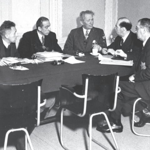 Amsterdam, november 1942. Vergadering van het dagelijks bestuur van de Joodse Raad. V.l.n.r. Meyer de Vries, J. Brandon, de voorzitters A. Asscher en prof. D. Cohen, A. van der Laan. BeeldbankWO2 / NIOD, Joh. de Haas