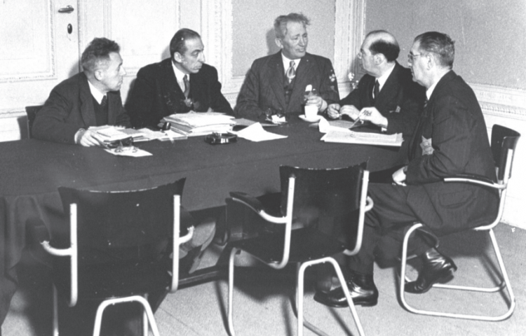 Amsterdam, november 1942. Vergadering van het dagelijks bestuur van de Joodse Raad. V.l.n.r. Meyer de Vries, J. Brandon, de voorzitters A. Asscher en prof. D. Cohen, A. van der Laan. BeeldbankWO2 / NIOD, Joh. de Haas