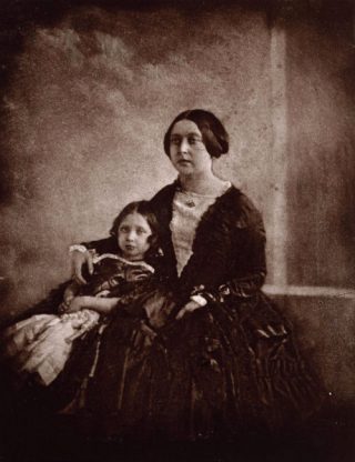 De oudste foto van Victoria, samen met haar oudste dochter (1845)
