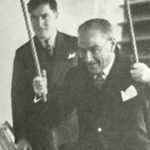 Atatürk op een schommel