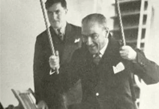 Atatürk op een schommel