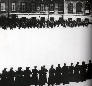 Bloedige Zondag, demonstranten vluchten weg voor tsaristische troepen. Afbeelding uit een Sovjetpropagandafilm uit 1925.