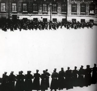 Bloedige Zondag, demonstranten vluchten weg voor tsaristische troepen. Afbeelding uit een Sovjetpropagandafilm uit 1925.
