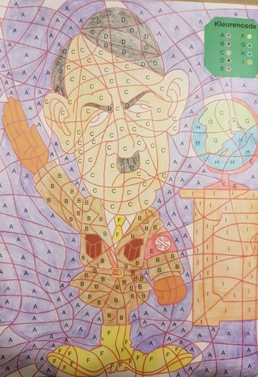 De ingekleurde tekening van Hitler (Facebook)