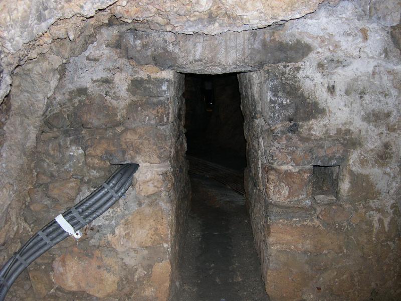 Ingang van Eupalinos Tunnel op Samos - cc