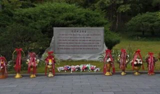 Monument bij het geboortehuis van Kim Il-sung - cc