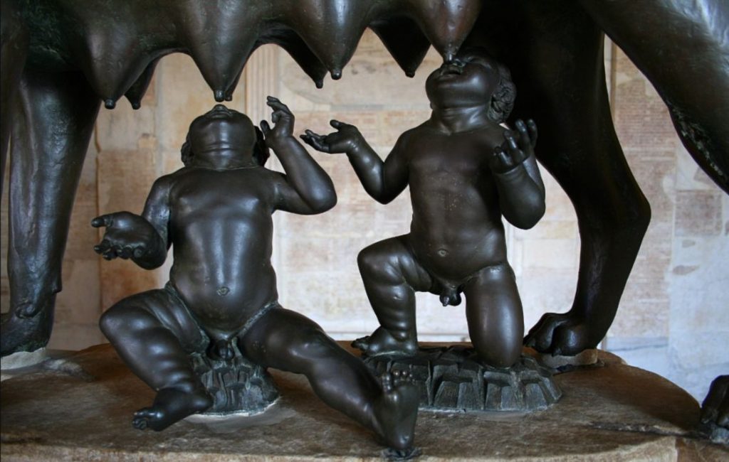 Romulus en Remus worden gezoogd door de wolvin, de Lupa Capitolina. - cc