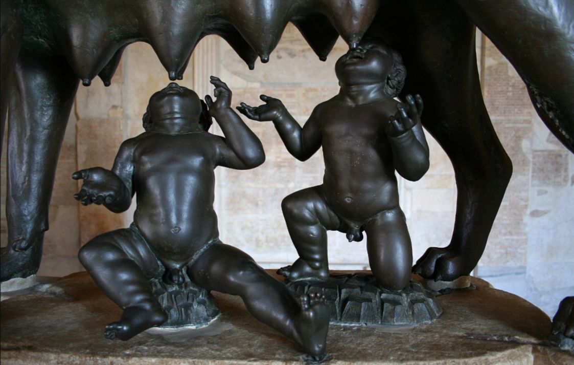 Romulus en Remus worden gezoogd door de wolvin, de Lupa Capitolina. - cc